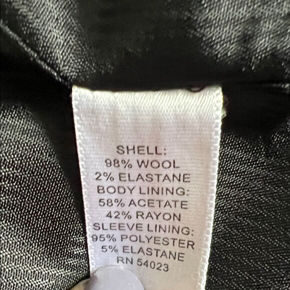 Like New! Banana Republic Women's Wool Stretch Padded Shoulder Blazer in Size 6 - Picture 10 of 13